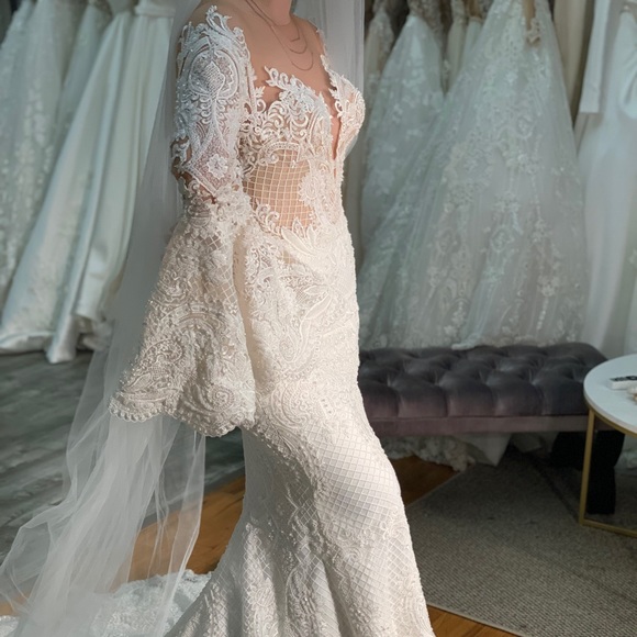 Wedding dress - Picture 2 of 11